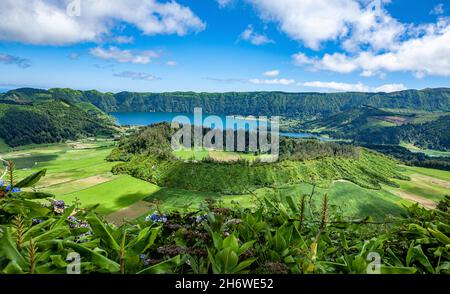 Caldeira Seca, Sete Cidades, São Miguel, Azoren, Açores, Portugal, Europa. Lagoa Azul im Hintergrund. Stockfoto