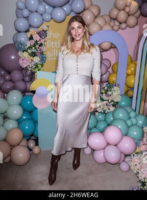 Ashley James nimmt am Start von 'The Little Silk' im Corinthia Hotel in London Teil.Zoe Hardman und Georgia Dayton aus MadebyMammas veranstalten den Start von 'The Little Silk' im Corinthia Hotel in London. Die Little Silk ist eine brandneue, revolutionäre Luxus-Baby- und Kinderserie, die für fröhliches Haar und seidige Haut entwickelt wurde. Die neue Beautiful-Kollektion umfasst hypoallergene Seidenlaken, schöne Scrunchies und luxuriöse Seiden-Kissenbezüge, die alle besonders sanft auf zartes Haar und empfindliche Haut wirken. (Foto von Brett Cove/SOPA Images/Sipa USA) Stockfoto
