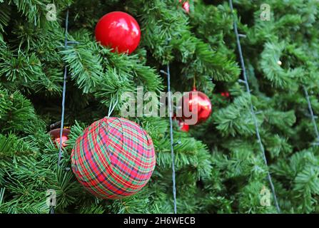 Schöne rote und Steine Kugeln Ornamente auf dem Weihnachtsbaum Stockfoto