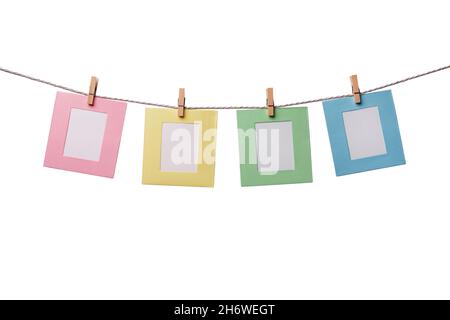 Vier bunte Bilderrahmen aus Papier hängen am Seil isoliert auf weißem Hintergrund Stockfoto
