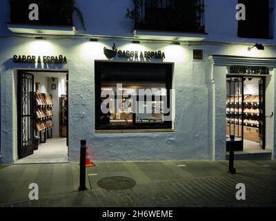 Sabor a España, typisch spanisches Produktgeschäft in Mijas Pueblo, Provinz Malaga, Andalusien, Spanien. Stockfoto