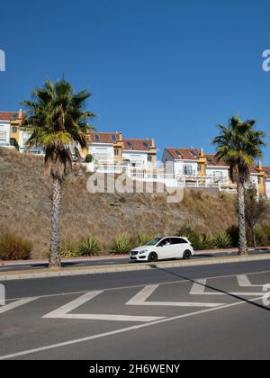 Reihenhäuser in Benalmadena Costa, Provinz Malaga, Andalusien,Spanien. Stockfoto