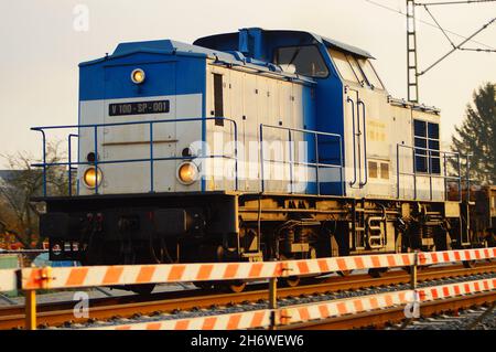 FRANKFURT, 06. Nov 2021: Die Diesellokomotive V 100-SP-001 der Spitzke Logistik GmbH zieht einen Bauzug durch die Main-Weser-Bahn-Anlage Stockfoto