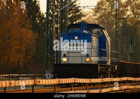 FRANKFURT, 06. Nov 2021: Die Diesellokomotive V 100-SP-001 der Spitzke Logistik GmbH zieht einen Bauzug durch die Main-Weser-Bahn-Anlage Stockfoto