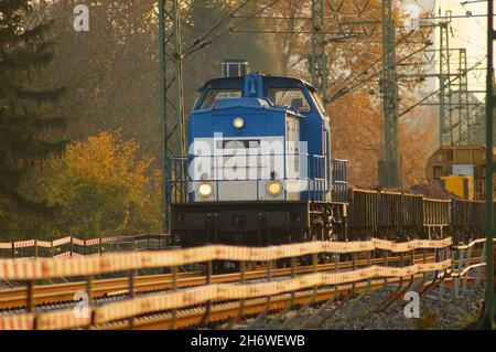 FRANKFURT, 06. Nov 2021: Die Diesellokomotive V 100-SP-001 der Spitzke Logistik GmbH zieht einen Bauzug durch die Main-Weser-Bahn-Anlage Stockfoto