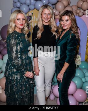 London, UK, 17/11/2021, (L-R) Georgia Dayton, Portia Oduba und Zoe Hardman beim Start von 'The Little Silk' im Corinthia Hotel in London zu sehen.Zoe Hardman und Georgia Dayton aus MadebyMammas veranstalten den Start von 'The Little Silk' im Corinthia Hotel in London. Die Little Silk ist eine brandneue, revolutionäre Luxus-Baby- und Kinderserie, die für fröhliches Haar und seidige Haut entwickelt wurde. Die neue Beautiful-Kollektion umfasst hypoallergene Seidenlaken, schöne Scrunchies und luxuriöse Seiden-Kissenbezüge, die alle besonders sanft auf zartes Haar und empfindliche Haut wirken. Stockfoto