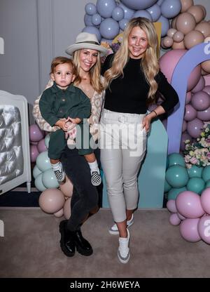 London, UK, 17/11/2021, Sarah Lou Richards (L) und Portia Oduba (R) nehmen an der Vorstellung von "The Little Silk" im Corinthia Hotel in London Teil.Zoe Hardman und Georgia Dayton aus MadebyMammas veranstalten die Vorstellung von "The Little Silk" im Corinthia Hotel in London. Die Little Silk ist eine brandneue, revolutionäre Luxus-Baby- und Kinderserie, die für fröhliches Haar und seidige Haut entwickelt wurde. Die neue Beautiful-Kollektion umfasst hypoallergene Seidenlaken, schöne Scrunchies und luxuriöse Seiden-Kissenbezüge, die alle besonders sanft auf zartes Haar und empfindliche Haut wirken. Stockfoto