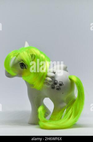 Vintage Figur von Honeycomb aus der My Little Pony Serie der 1980er Jahre von Hasbro vor weißem Hintergrund Stockfoto