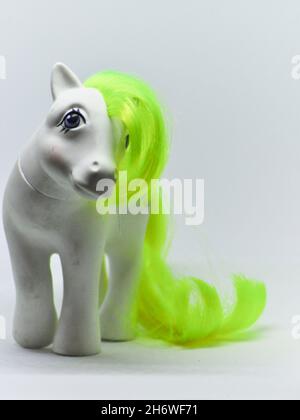 Vintage Figur von Honeycomb aus der My Little Pony Serie der 1980er Jahre von Hasbro vor weißem Hintergrund Stockfoto