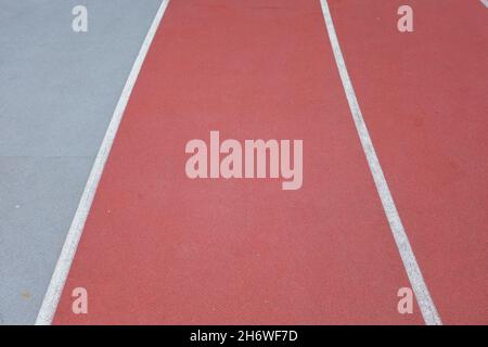 Leere Laufstrecken weiß im Stadion für Wettbewerb oder Bestellkonzept. Hochwertige Fotos Stockfoto