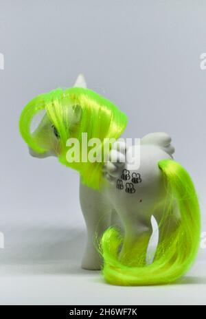 Vintage Figur von Honeycomb aus der My Little Pony Serie der 1980er Jahre von Hasbro vor weißem Hintergrund Stockfoto