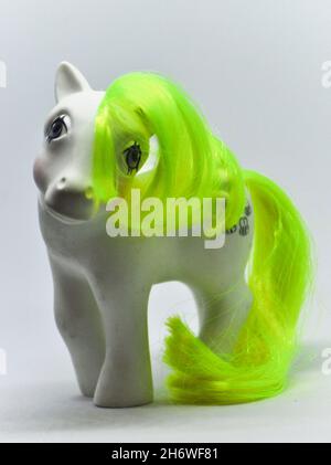 Vintage Figur von Honeycomb aus der My Little Pony Serie der 1980er Jahre von Hasbro vor weißem Hintergrund Stockfoto