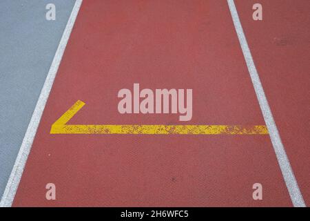 Leere Laufstrecken weiß im Stadion für Wettbewerb oder Bestellkonzept. Hochwertige Fotos Stockfoto