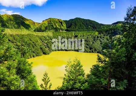 Lagoa de Santiago, São Miguel, Azoren, Açores, Portugal, Europa. Blick vom Miradouro da Lagoa de Santiago. Stockfoto