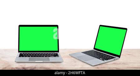 Mockup Laptop Computer leeren grünen Bildschirm auf Holztisch, isoliert auf weißem Hintergrund. Stockfoto