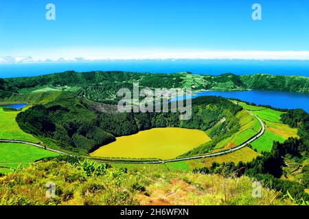 Lagoa Santiago im Vordergrund, Lagoa Rasa links, Lagoa Azul rechts, Dorf Sete Cidades in der Mitte. Blick vom Miradouro da Boca do Stockfoto