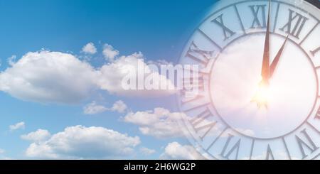 Doppelte Belichtung des Ziffernbels in blauem Himmel. Zeitvergehen-Konzept. Stockfoto