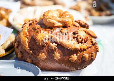 Brot und Salz als russische Tradition. Stockfoto
