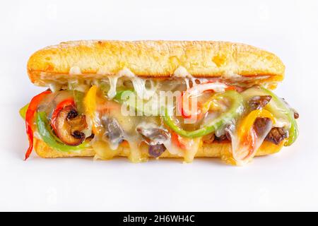 Philly Cheesesteak Sandwich mit gebratenem Rindfleisch, Pfeffer, karamellisierten Zwiebeln, Pilzen und geschmolzenem Käse auf weißem Hintergrund Stockfoto