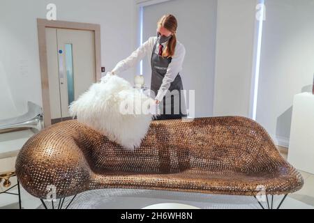 London UK 18 November 2021 der Verkauf wird von Johnny Swings Penny Couch geleitet, einem auftragsauftrag für Victoria für ihre persönliche Sammlung und einem beeindruckenden Beispiel der wichtigen Serie des Designers (Schätzung: £50,000-80,000). Vom 18. November bis zum 8. Dezember werden die Highlights dieser Auktion in der Londoner Zentrale von Christie zu sehen sein, die die Verkaufszahlen der Luxury Week und der Classic Week von Christie umfassen. Paul Quezada-Neiman/Alamy Live News Stockfoto