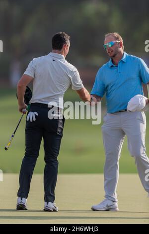 Rory McIlroy aus Nordirland (links) und Dean Burmester aus Südafrika geben sich am Ende ihrer Runde während des DP World Tour Championship Day 1 in Jumeirah Golf Estates, Dubai, VAE am 18. November 2021 die Hände. Foto von Grant Winter. Nur zur redaktionellen Verwendung, Lizenz für kommerzielle Nutzung erforderlich. Keine Verwendung bei Wetten, Spielen oder Veröffentlichungen einzelner Clubs/Vereine/Spieler. Kredit: UK Sports Pics Ltd/Alamy Live Nachrichten Stockfoto