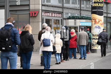 Berlin, Deutschland. November 2021. Vor der Impfstation im Ringcenter stehen Menschen in der Schlange. Der Impfdienst dort ist nicht registrierungsnotwendig und steht allen Berliner Bürgern offen. Kredit: Britta Pedersen/dpa-Zentralbild/dpa/Alamy Live Nachrichten Stockfoto