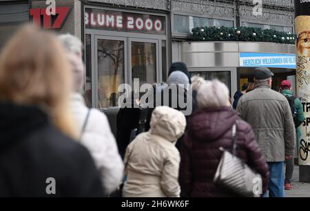 Berlin, Deutschland. November 2021. Vor der Impfstation im Ringcenter stehen Menschen in der Schlange. Der Impfdienst dort ist nicht registrierungsnotwendig und steht allen Berliner Bürgern offen. Kredit: Britta Pedersen/dpa-Zentralbild/dpa/Alamy Live Nachrichten Stockfoto