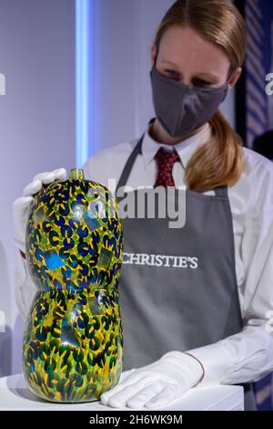 Christie’s, London, Großbritannien. 18. November 2021. Christie’s ist eine Hommage an den Geschmack und den Stil eines Meisters der Kunst und des Designs und bietet die Sammlung Victoria, Lady de Rothschild, in einem Online-Verkauf an, der vom 18. November bis zum 9. Dezember für Gebote geöffnet wird und über 200 Lose umfasst, die das 20. Und 21. Jahrhundert umfassen. Bild: Yoichi Ohira, Respiro N. 3, 2008, handgeblasenes buntes Glas, Schätzung £18,000-25,000. Quelle: Malcolm Park/Alamy Live News. Stockfoto