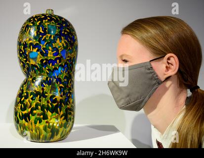 Christie’s, London, Großbritannien. 18. November 2021. Christie’s ist eine Hommage an den Geschmack und den Stil eines Meisters der Kunst und des Designs und bietet die Sammlung Victoria, Lady de Rothschild, in einem Online-Verkauf an, der vom 18. November bis zum 9. Dezember für Gebote geöffnet wird und über 200 Lose umfasst, die das 20. Und 21. Jahrhundert umfassen. Bild: Yoichi Ohira, Respiro N. 3, 2008, handgeblasenes buntes Glas, Schätzung £18,000-25,000. Quelle: Malcolm Park/Alamy Live News. Stockfoto