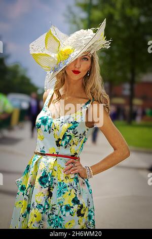 Elegantes Weibchen geht für einen warmen und sonnigen Blick auf Ascot Ladies Day Stockfoto