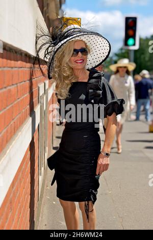 Elegante Frau genießt die Atmosphäre am Ascot Ladies Day Stockfoto