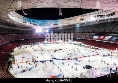 Nachtansicht vom riesigen Vogelnest-Nationalstadion, das sich auf die Olympischen und Paralympischen Winterspiele 2022 in Peking vorbereitet Stockfoto