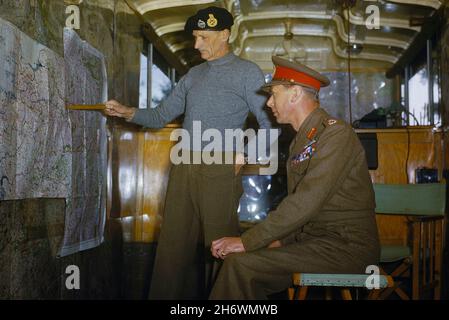 NIEDERLANDE - 13. Oktober 1944. - während einer Tour durch das Armeegebiet von 2nd besuchte König Georg VI. Das Hauptquartier des Kommandanten der Armee von 21st Stockfoto