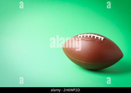 American Football Ball auf mintgrün Hintergrund, Platz für Text Stockfoto