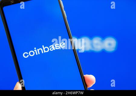 Ukraine, Odessa - Oktober, 9 2021: Coinbase mobile App läuft auf dem Smartphone-Bildschirm mit Coinbase Logo im Hintergrund. Coinbase - amerikanische Kryptowährung Stockfoto
