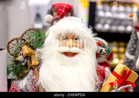 Helle bunte Weihnachtsmann Puppe im roten Kostüm mit langem weißen Bart. Weihnachten und Neujahr traditionelle Dekorationen Konzept. Stockfoto