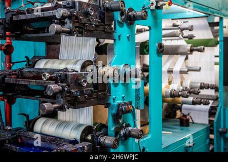 Rotationsstempelschneidemaschine mit Schneidmessersystem. Produktion von Klebeband.Herstellung von Klebeband. Moderne Maschine für Verpackungslinie im Faktor Stockfoto
