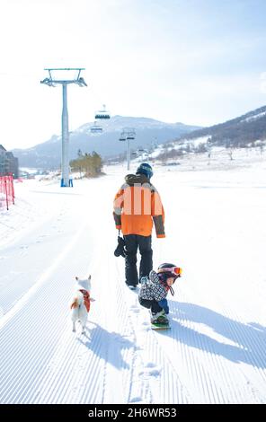 CHONGLI, 18. November 2021 (Xinhua) -- ein 11 Monate altes Mädchen namens Wang Yuji praktiziert Skifahren im Thaiwoo Ski Resort im Chongli Bezirk der Stadt Zhangjiakou, nordchinesische Provinz Hebei, 18. November 2021. (Xinhua/Zhang Fan) Stockfoto