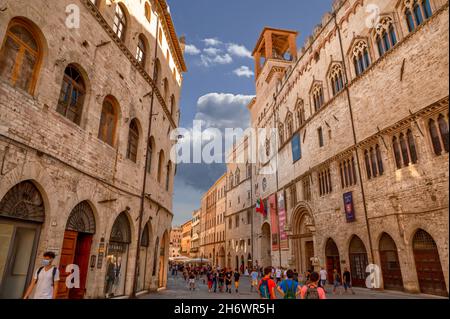 Perugia, Umbrien, Italien. August 2021. Das Gebäude der Nationalgalerie Umbriens ist an den Hinweisschildern an der Fassade zu erkennen. Viele Leute auf Stockfoto