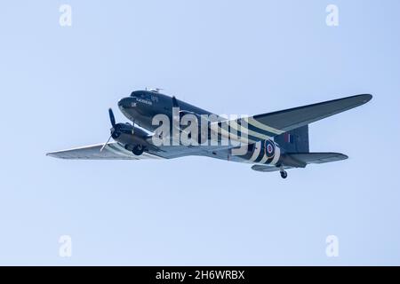 Douglas C-47 Skytrain oder Dakota, Militärtransportflugzeug. Flug über Southbourne Beach, Großbritannien Stockfoto