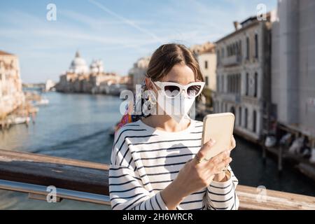 Frau, die während einer Pandemie in Venedig unterwegs war Stockfoto
