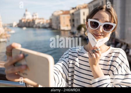 Frau, die während einer Pandemie in Venedig unterwegs war Stockfoto