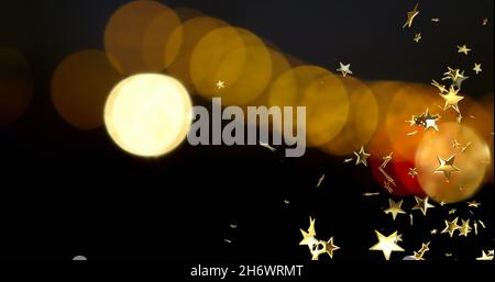 Bild von Sternen schweben über Lichtflecken auf schwarzem Hintergrund. Silvester Party Feiern Konzept digital generiert Bild. Stockfoto