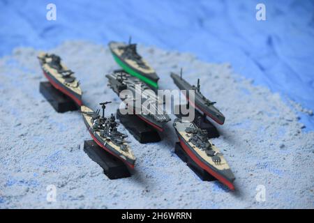 Die Aufstellung der Miniatur-Schlachtschiffe besteht aus dem Enterprise Carrier, dem U-Boot, dem Schlachtschiff Musashi, dem Schlachtschiff Yamato Stockfoto