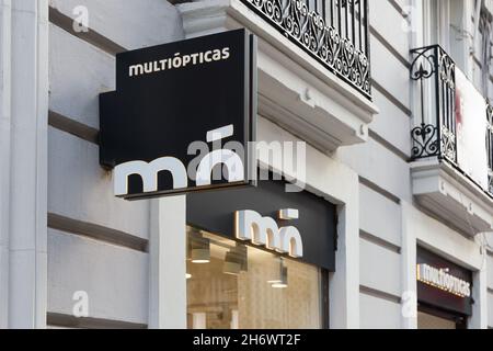 VALENCIA, SPANIEN - 15. NOVEMBER 2021: Multiopticas ist das führende Unternehmen im optischen Sektor mit dem größten Marktanteil in Spanien Stockfoto