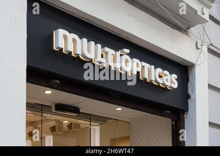 VALENCIA, SPANIEN - 15. NOVEMBER 2021: Multiopticas ist das führende Unternehmen im optischen Sektor mit dem größten Marktanteil in Spanien Stockfoto