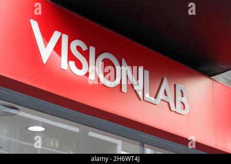 VALENCIA, SPANIEN - 15. NOVEMBER 2021: VisionLab ist ein spanisches Unternehmen für optische Produkte Stockfoto