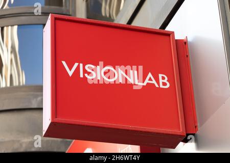 VALENCIA, SPANIEN - 15. NOVEMBER 2021: VisionLab ist ein spanisches Unternehmen für optische Produkte Stockfoto