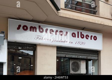 VALENCIA, SPANIEN - 10. NOVEMBER 2021: Albero ist ein Hutgeschäft mit mehr als zwei Jahrhunderten Geschichte Stockfoto