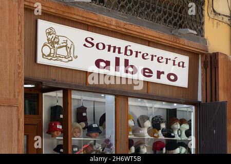 VALENCIA, SPANIEN - 15. NOVEMBER 2021: Albero ist ein Hutgeschäft mit mehr als zwei Jahrhunderten Geschichte Stockfoto
